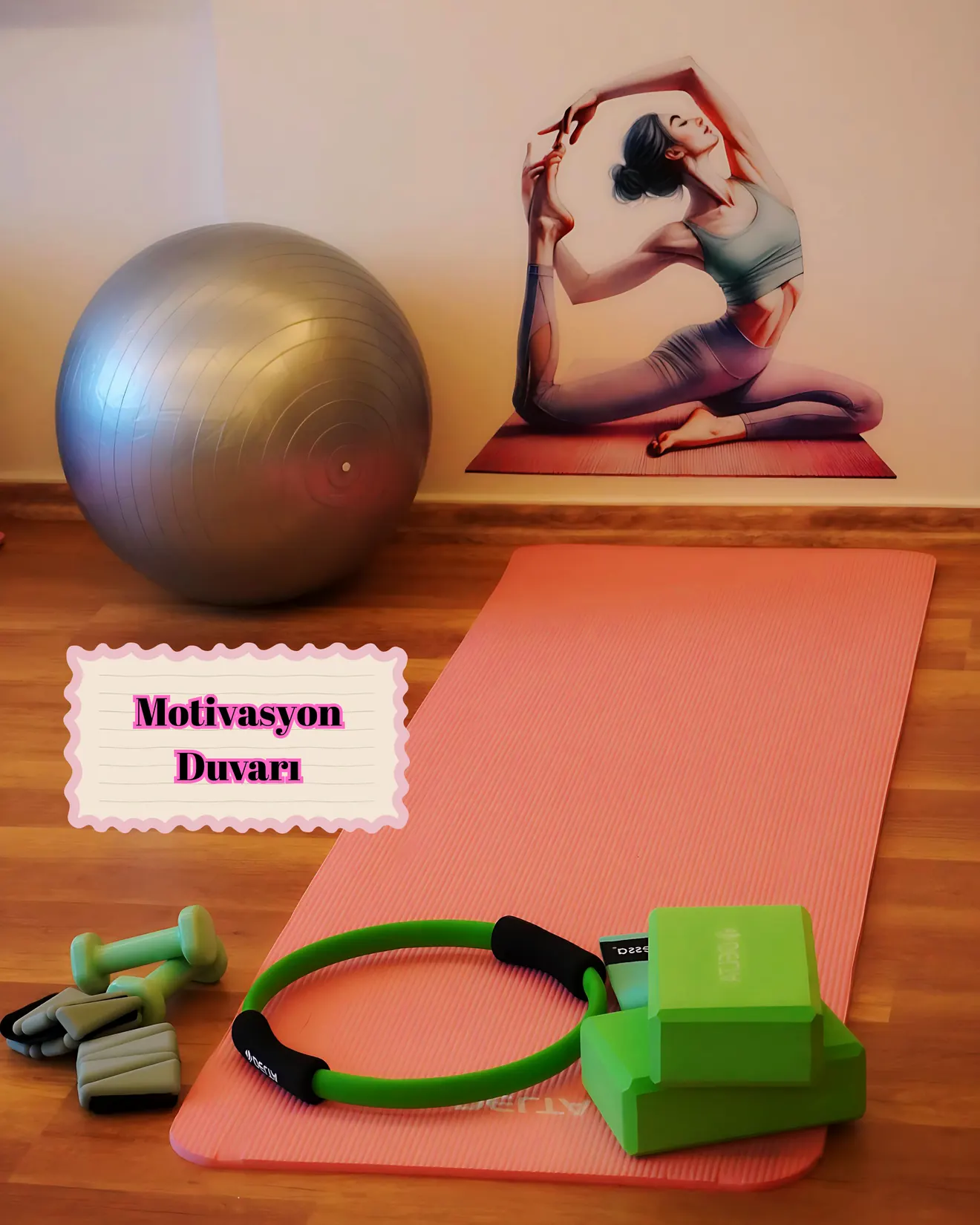 Pilates ekipmanları ve motivasyon duvarı